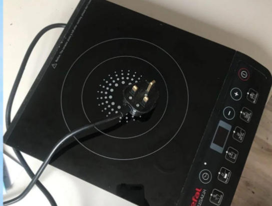 新电磁炉有烧焦味是什么原因-新电磁炉有烧焦味是什么原因造成的